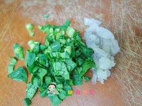 青菜、虾仁去虾线切碎备用