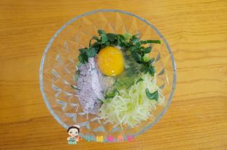 西葫芦、青菜、虾仁、鸡蛋、黑麦粉全部放在碗里，没有黑麦粉也可以用普通面粉