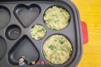 锅里放一点油，锅温热就可以放入糊糊