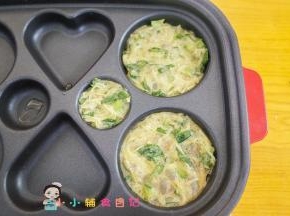 锅里放一点油，锅温热就可以放入糊糊