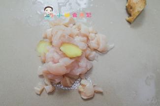 鸡肉切块用姜片腌渍去腥