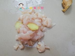 鸡肉切块用姜片腌渍去腥