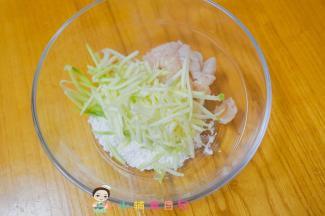 把西葫芦、鸡肉、面粉、香菇粉放入碗里