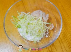 把西葫芦、鸡肉、面粉、香菇粉放入碗里