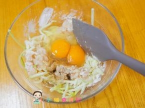 加入两个鸡蛋