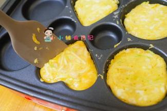 锅里放一点点油不要把锅烧很热小火两面煎至金黄色就可以啦