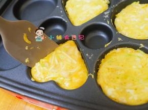 锅里放一点点油不要把锅烧很热小火两面煎至金黄色就可以啦