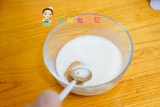 一碗牛奶加一勺花生酱搅拌均匀备用