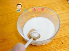 一碗牛奶加一勺花生酱搅拌均匀备用