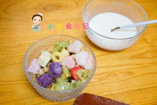 水果麦片放到碗里