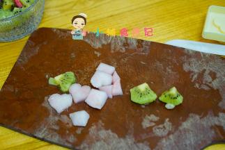 将水果去皮切块备用