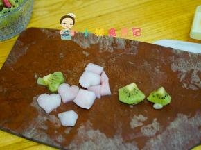 将水果去皮切块备用