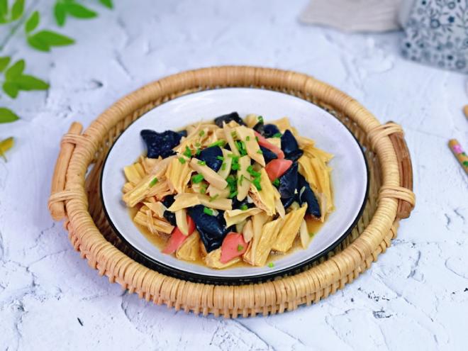 黑木耳火腿炒腐竹