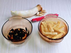 准备食材，黑木耳，腐竹提前用纯净水泡发，