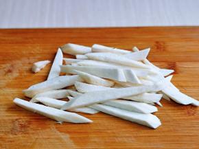 杏鲍菇去皮去根，切条。