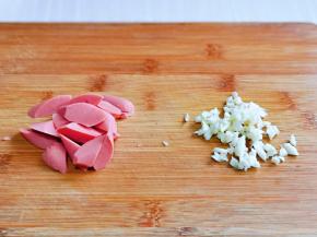 火腿肠去掉外衣，切菱形块，大蒜去皮切碎。