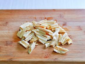 泡发的腐竹切小块。