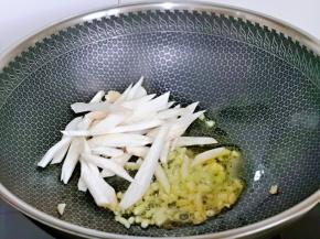 起油锅，加入蒜末炒香，再加入杏鲍菇翻炒至变软。