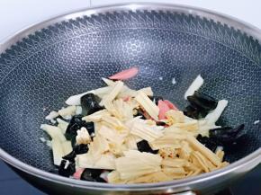 再加入切好的腐竹。