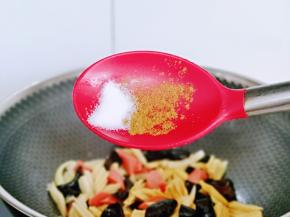 按个人口味加入盐，十三香。