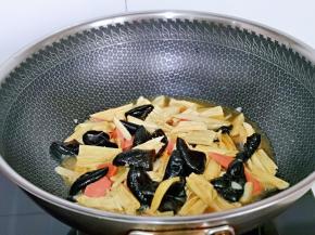 加入半小碗纯净水，中火煮8分钟即可。