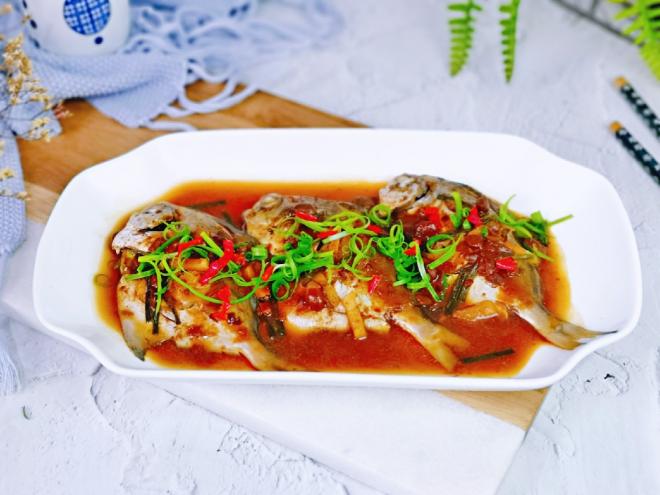 豆瓣酱蒸小鲳鱼