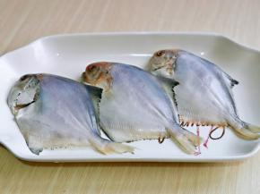 首先将小鲳鱼清洗干净，去除内脏，鱼鳃后摆盘。