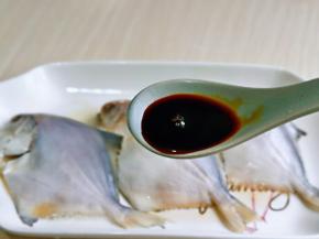 加入生抽，再滴入蒸鱼豉油。