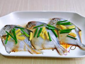 将切好的葱姜摆放在鱼身上。