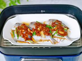 上锅隔水蒸15分钟，焖3分钟。(时间根据鱼的大小来调整)