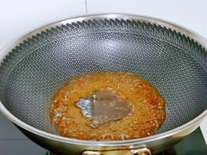 蒸好的鱼会有很多汤汁，将汤汁倒入火锅，加入白砂糖，大火烧至浓稠。