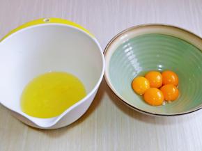 首先将蛋白与蛋黄分离，分别在无油无水的器具中。