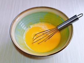 再加入牛奶，充分打至均匀。