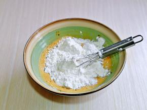 筛入低筋面粉。