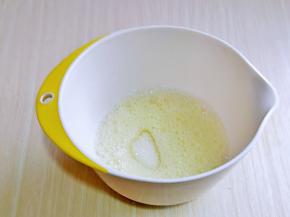 蛋白中滴几滴柠檬汁，打至鱼眼泡，加入三分之一的细砂糖。