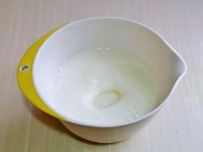 打至大泡消失，再加入三分之一的细砂糖。