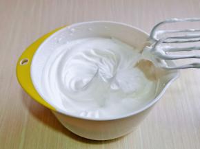 打至细腻时加入最后的三分之一糖，打至提起打蛋器有微微弯钩即可。