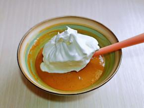 取三分之一打发的蛋白加入蛋黄器具中，翻拌均匀。