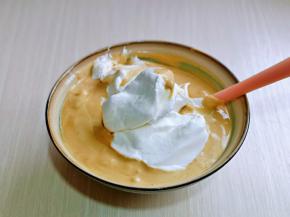 再取三分之一蛋白，加入蛋黄糊中，翻拌至看不到蛋白霜。