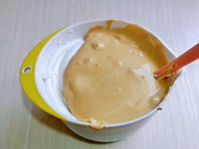 最后将蛋黄糊倒入蛋白霜的器具中，翻拌均匀。