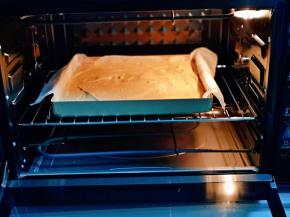 将烤盘入烤箱中层，上下160度烤22分钟，烤箱温度及时间仅供。