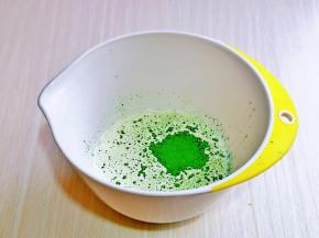 淡奶油倒入器具中，加入细砂糖，大麦青汁粉。(抹茶粉也可以)