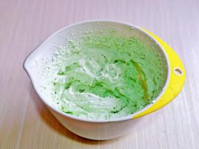 启动电动打蛋器，将奶油打发，装入裱花袋中。