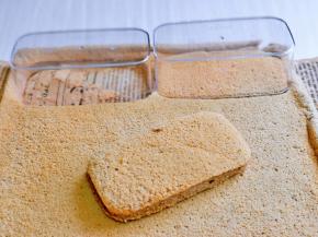 取出烤好的蛋糕，立即撕掉油纸晾凉，压出和蛋糕盒子同样大小的蛋糕片。