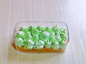 取一片蛋糕铺在盒子底下，挤入奶油，再叠加上一片蛋糕，挤上奶油。