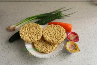 面饼3个、胡萝卜半个、青瓜半个、香葱、拌面酱