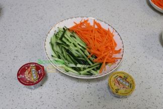 胡萝卜去皮洗净，切片之后，再切丝。青瓜洗净沥干水，先斜切片然后切丝，青瓜不要去皮，切丝的时候带皮，口感脆爽，很好吃。