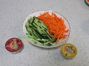 胡萝卜去皮洗净，切片之后，再切丝。青瓜洗净沥干水，先斜切片然后切丝，青瓜不要去皮，切丝的时候带皮，口感脆爽，很好吃。