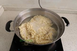 把锅洗净，放入面条煮软之后用筷子松散面饼，煮熟之后捞出，过冷水。