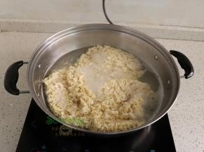 把锅洗净，放入面条煮软之后用筷子松散面饼，煮熟之后捞出，过冷水。